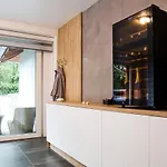 Проживание в семье A Wellness Vmal *